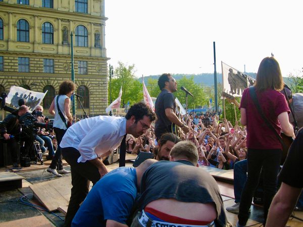 Lenny Kravitz performing on stage to a crowd, Prague